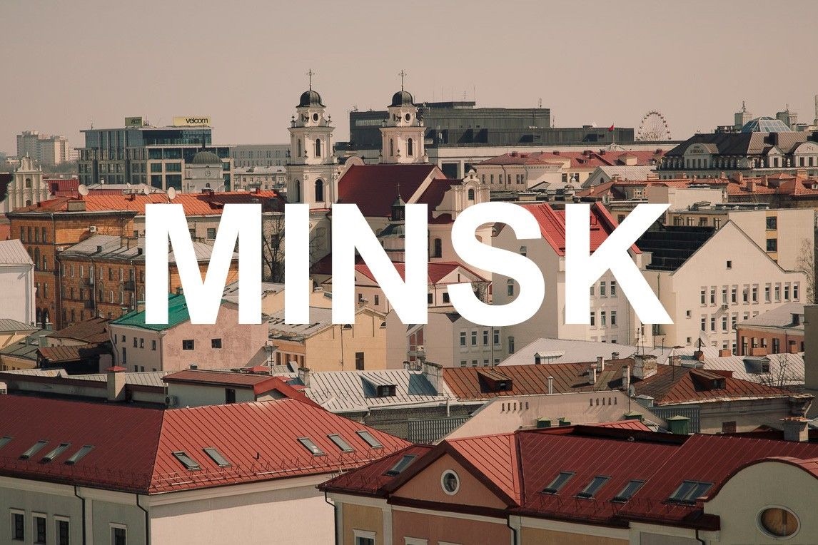 明斯克市景、紅色屋頂與白色 MINSK 字樣