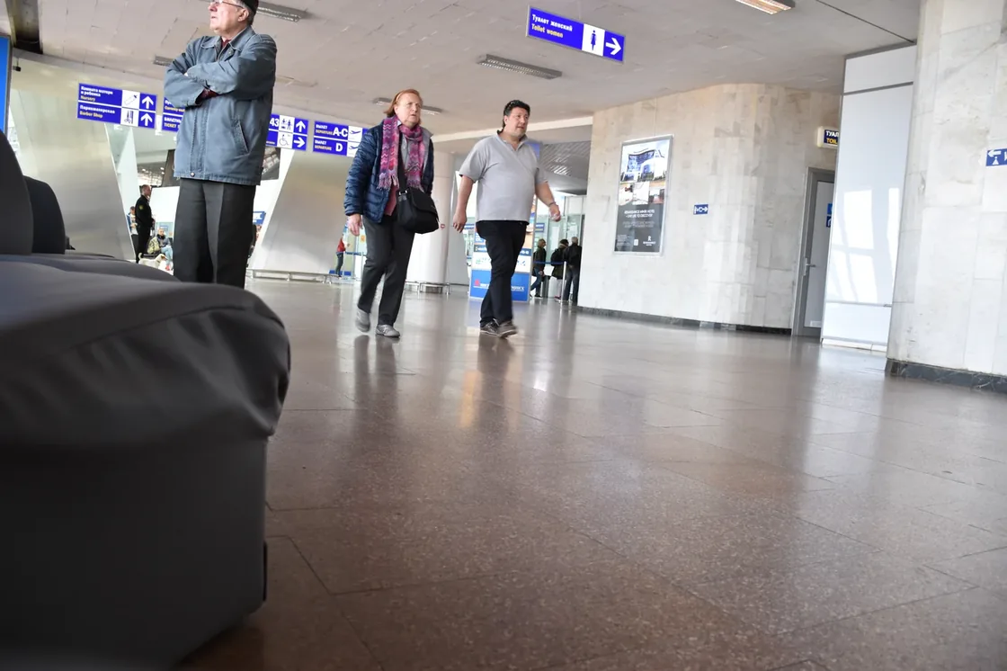 明斯克國家機場大廳內的旅客、座椅與指示牌