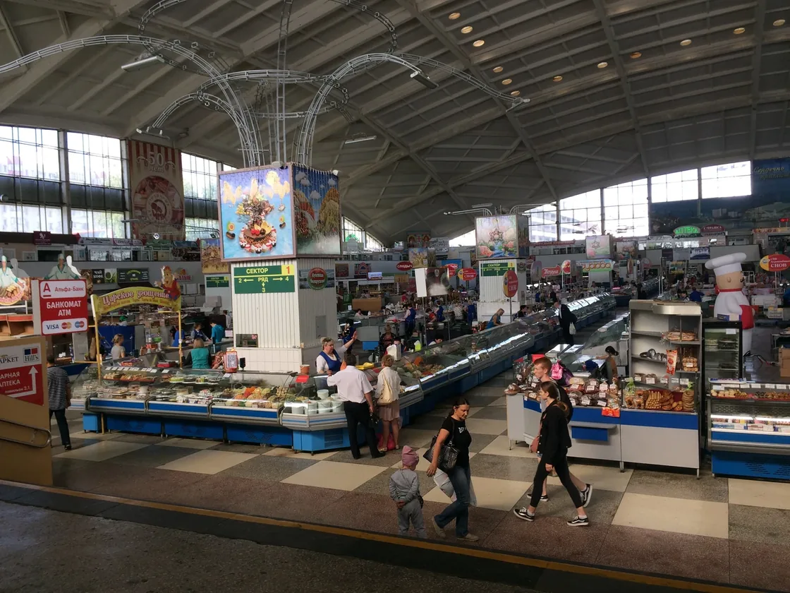 明斯克 Komarovsky 市場的室內攤位與顧客